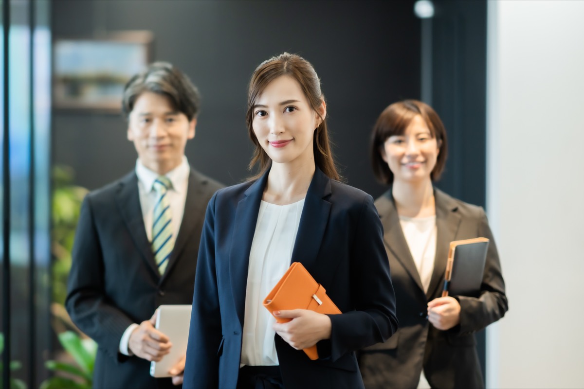 窓の外を見つめる、みらいの株式会社のメンバー3人