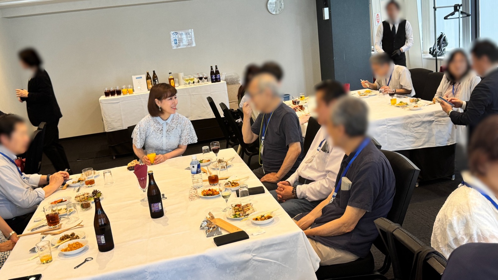 講義後の懇親会で参加者と言葉を交わすhinaさん